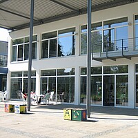 Die Stadtteilbibliothek Weststadt und die Fahrbibliothek sind seit dem Jahr 2000 gemeinsam im Weststadthaus untergebracht