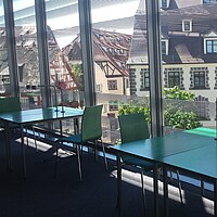 Arbeitsplätze im 1. OG der Zentralbibliothek Ulm mit Blick auf die Altstadt