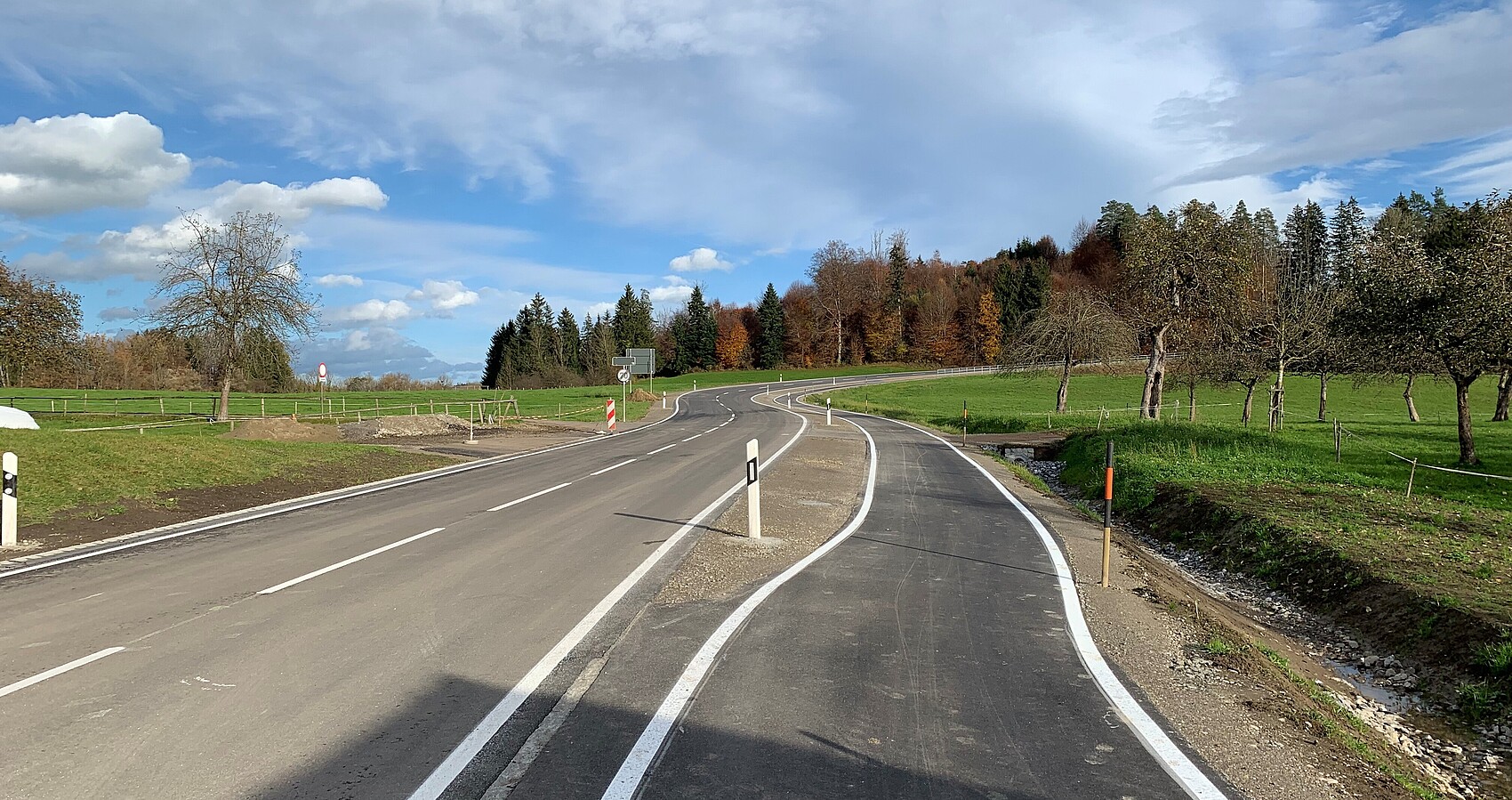 Blick auf die L 333 zwischen Pflegelberg und Primisweiler; rechts ein straßenbegleitender Radweg; Wald im Hintergrund