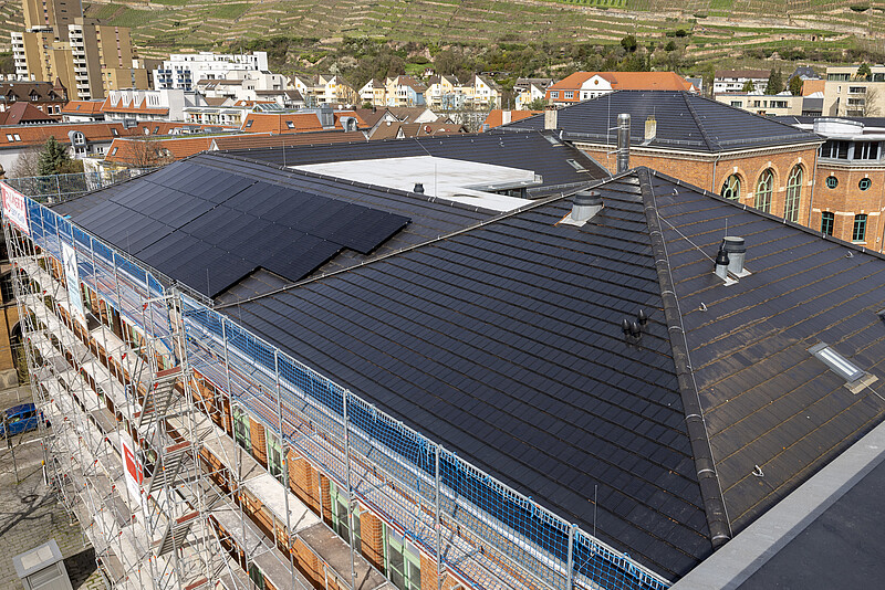 Photovoltaikanlage auf dem Dach von oben