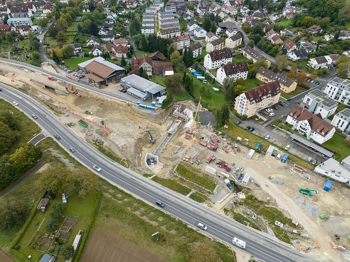 In der Bildmitte zu erkennen: Der Durchlass, an dem der Mühlbach das spätere Tunnelbauwerk unterqueren soll