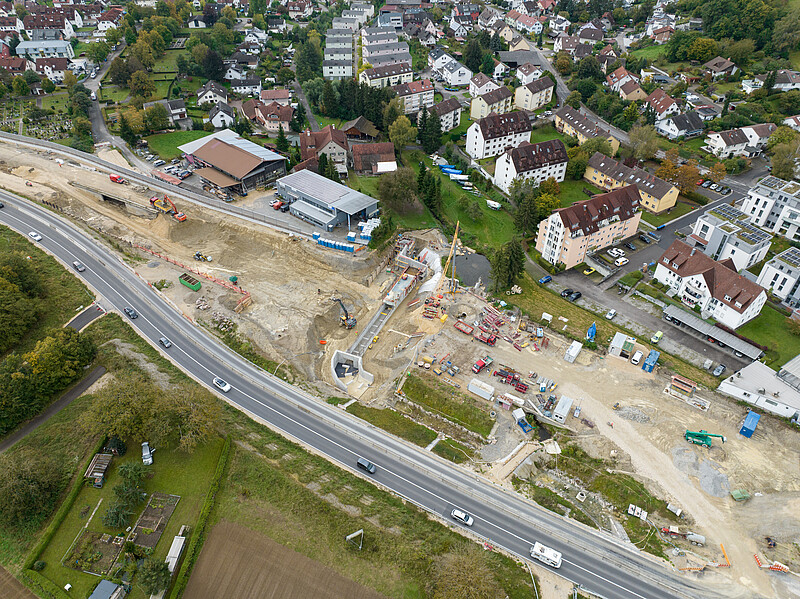 In der Bildmitte zu erkennen: Der Durchlass, an dem der Mühlbach das spätere Tunnelbauwerk unterqueren soll