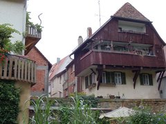 Bild zeigt das Gebäude von der Rückseite