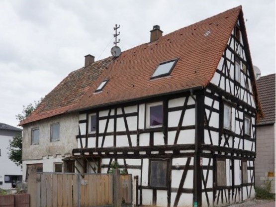 Auf dem Bild ist ein altes Fachwerkhaus zu sehen, an das ein Hinterhaus angebaut ist 