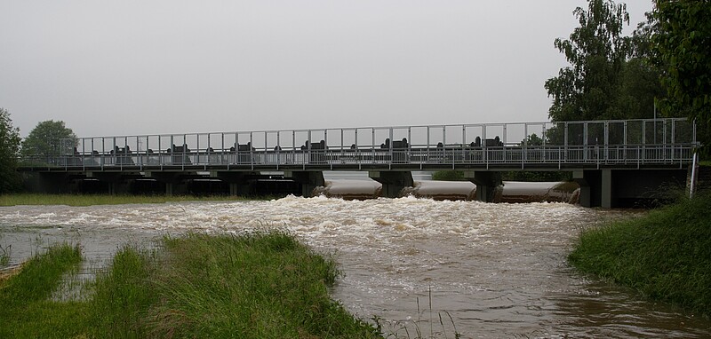 Hochwasserentlastungsanlage mit drei Klappen in Betrieb beim Hochwasser Juni 2013