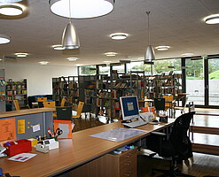 Verbuchungsbereich und Medienbestand in der Bücherei Zweigstelle Neugreuthschule in Metzingen-Neugreuth