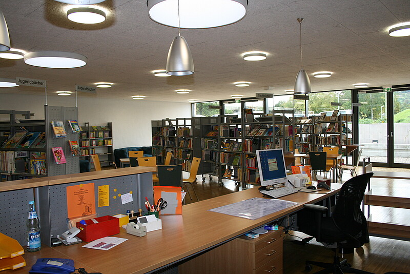 Verbuchungsbereich und Medienbestand in der Bücherei Zweigstelle Neugreuthschule in Metzingen-Neugreuth