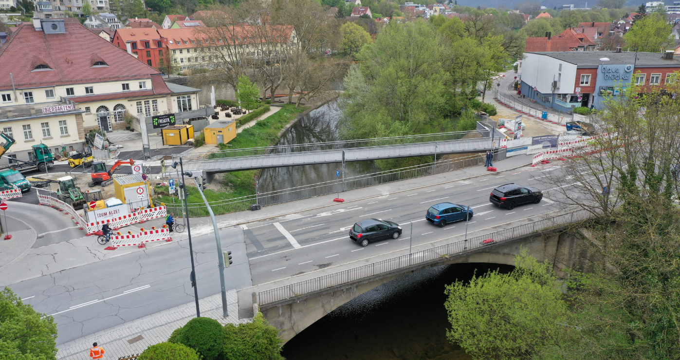 Luftbild von der Bogenbrücke über die Steinlach in der Friedrichstraße in Tübingen
