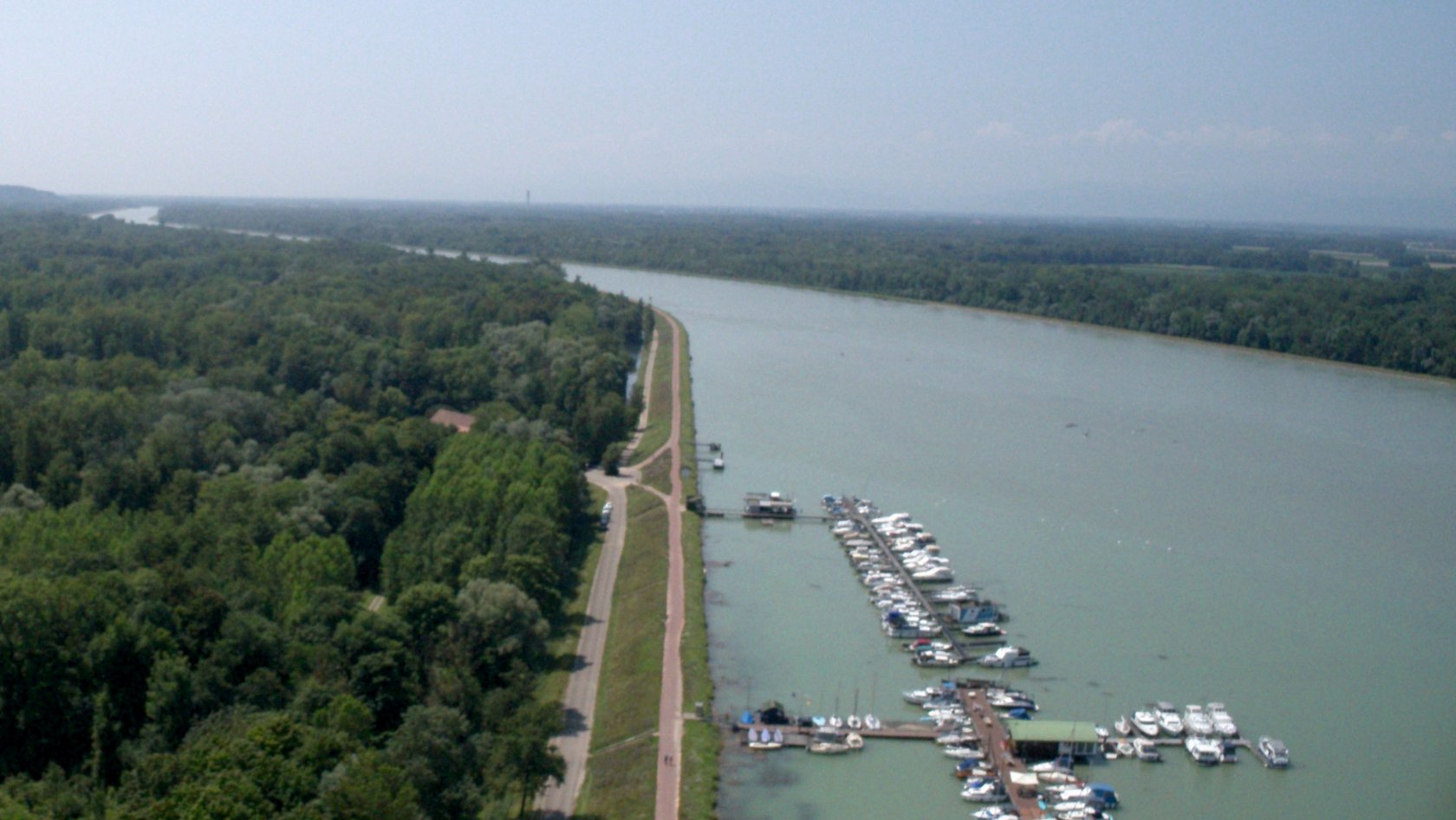 Luftaufnahme des Rückhalteraums Whyl-Weisweil