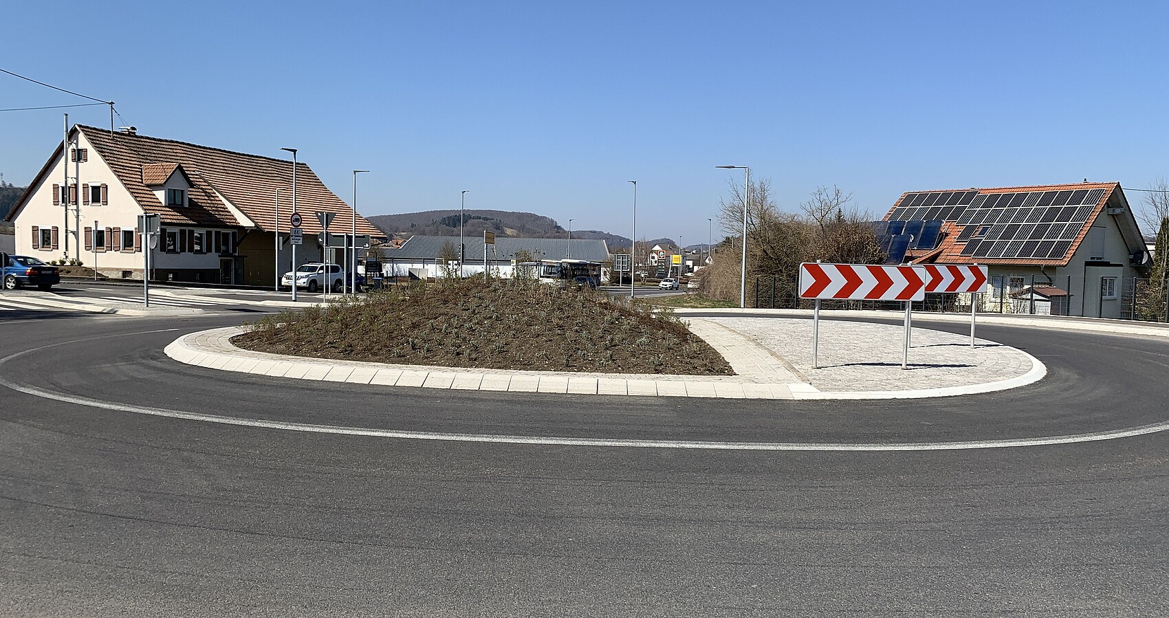 Man blickt au den neuen Kreisverkehr in Kleinengstingen