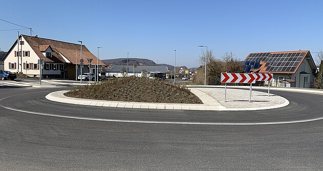 Man blickt au den neuen Kreisverkehr in Kleinengstingen