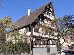 Bild zeigt Gesamtansicht des Gebäudes Rathausplatz 3 in Stuttgart-Vaihingen