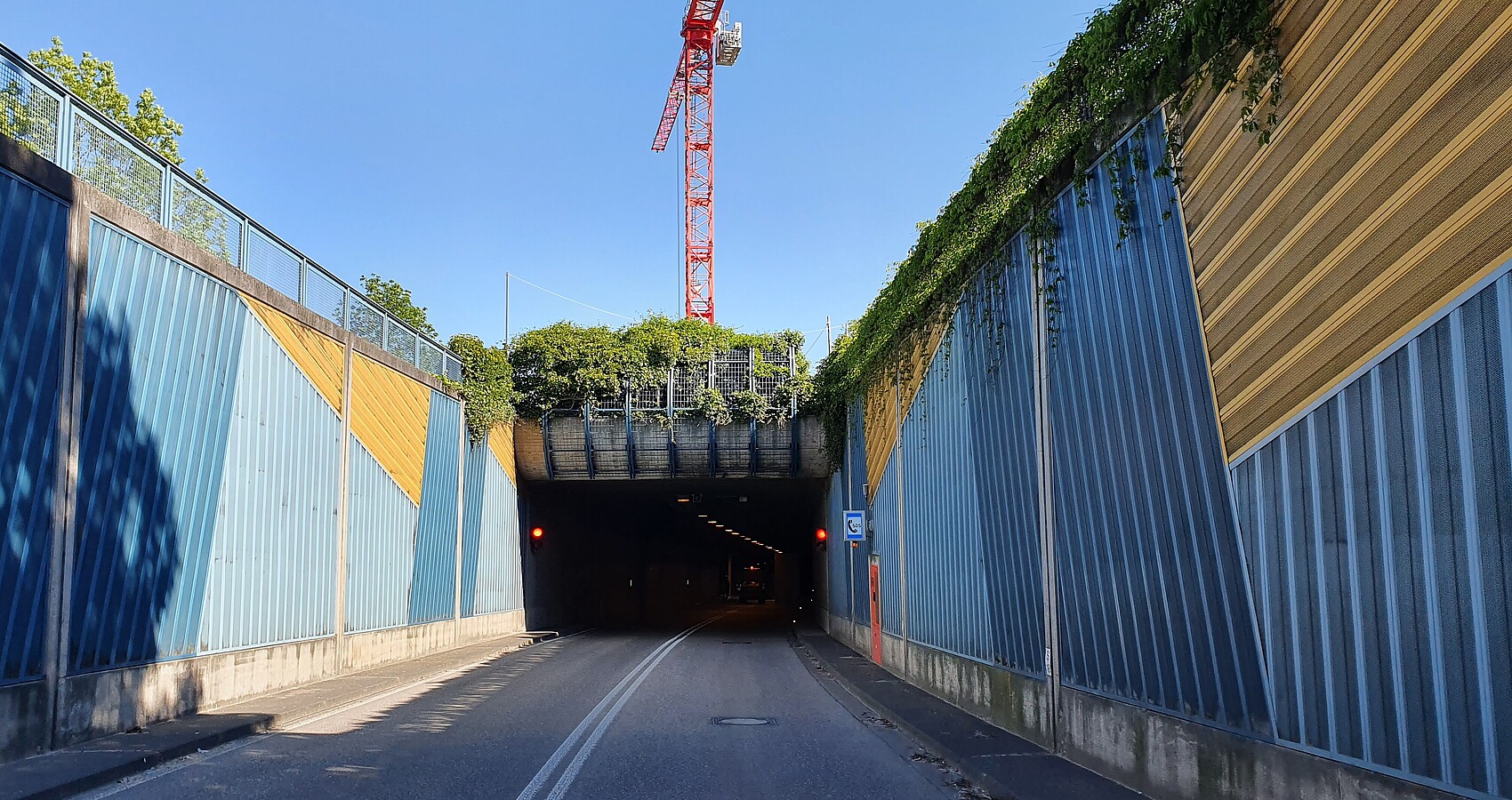 Tunnel Gernsbach Nordportal, im Hintergrund Teil des Krans am Rettungstreppenhaus 1 „Obertsroter Landstraße“ 