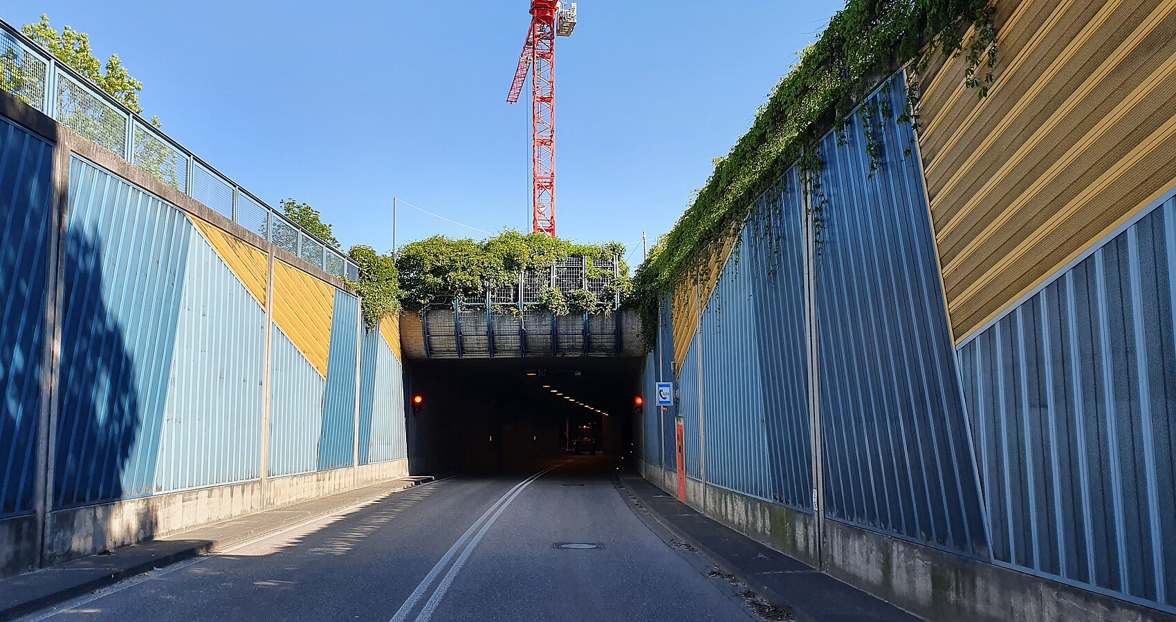 Tunnel Gernsbach Nordportal, im Hintergrund Teil des Krans am Rettungstreppenhaus 1 „Obertsroter Landstraße“ 