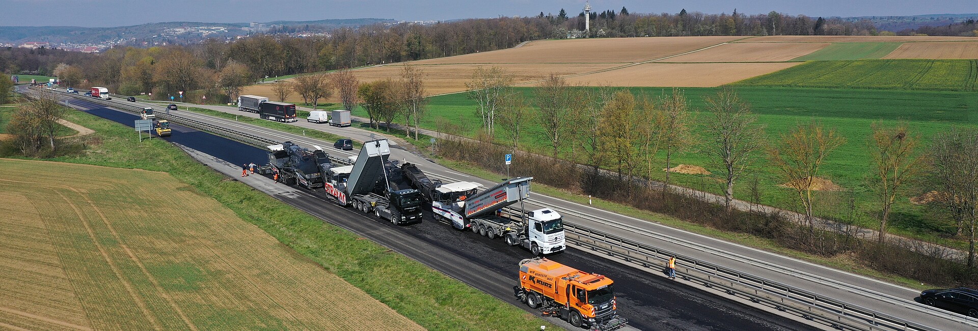 Fahrbahndeckenerneuerung auf der B 28 zwischen Tübingen und Reutlingen: Einbauzug für den Kompaktasphalt