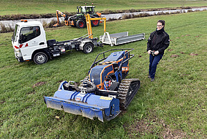 Eine Mitarbeiterin des Landesbetriebs Gewässer in Offenburg mit mehreren Geräten