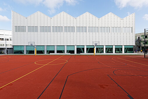 Blick auf die Sporthalle auf dem Schulcampus in Überlingen