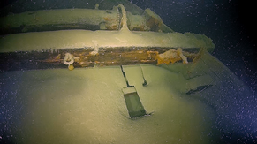 Sedimentbedecktes Deck eines vollständig erhaltenen hölzernen Lastsegelschiffs am Grund des Bodensees