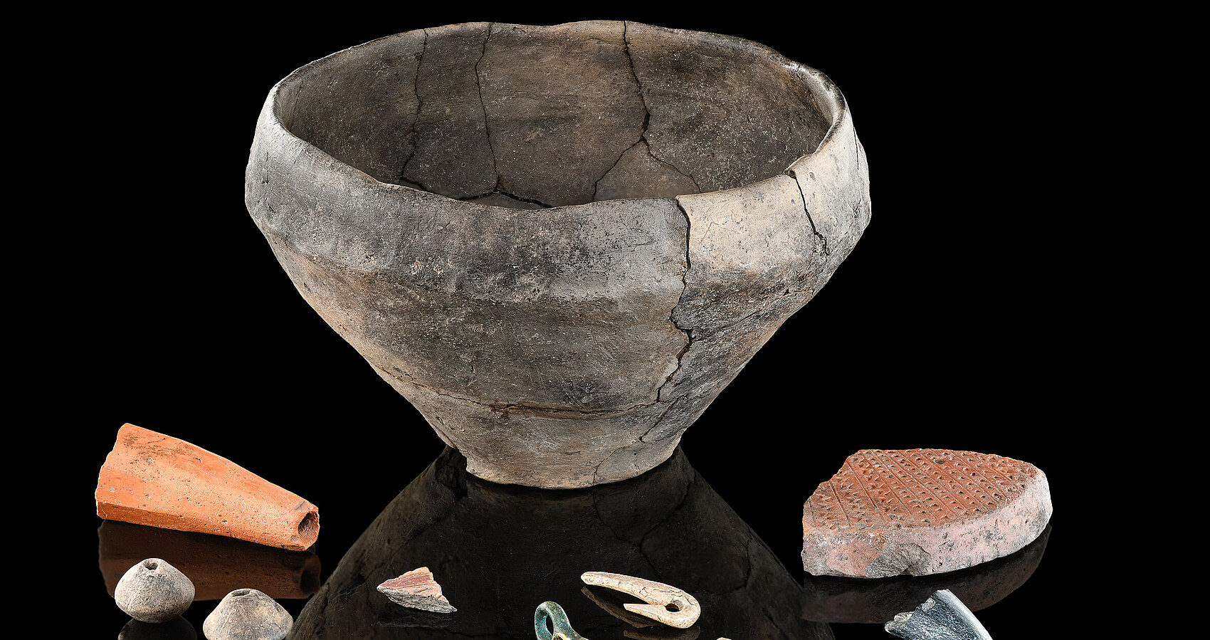 Fundstücke verschiedener Zeit aus Keramik, Knochen und Metall aus der Grabungsfläche am Bussen
