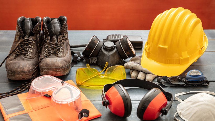 Sicherheitshelm, Sicherheitsschuhe, Schutzbrille, Gehörschutz, Schutzhandschuhe, Staubmaske, Warnweste