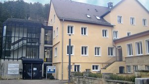 Haupteingang ehemaliges Badegebäude, heute Emil-Schlegel-Klinik, 72108 Rottenburg-Bad Niedernau, Badstraße 83 - 85