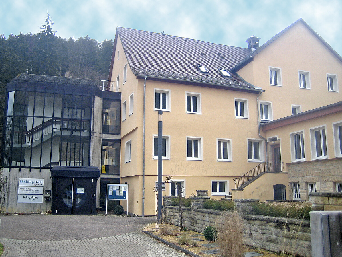 Haupteingang ehemaliges Badegebäude, heute Emil-Schlegel-Klinik, 72108 Rottenburg-Bad Niedernau, Badstraße 83 - 85