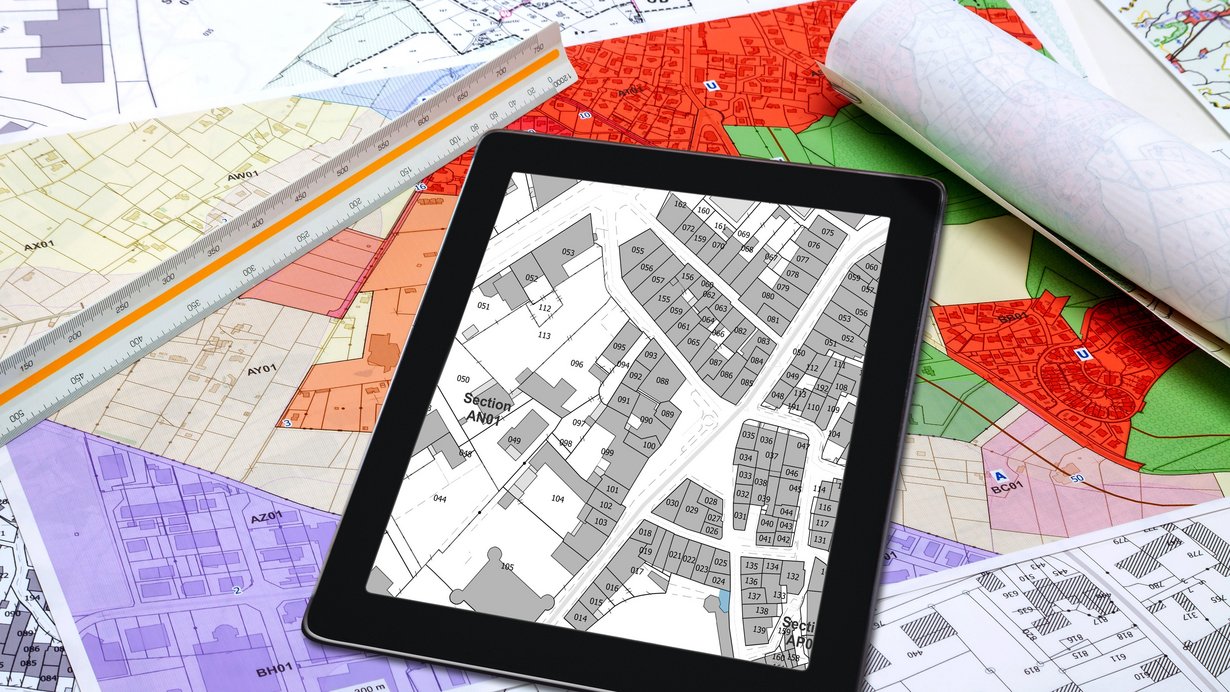 Karten, auf denen ein Tablet liegt