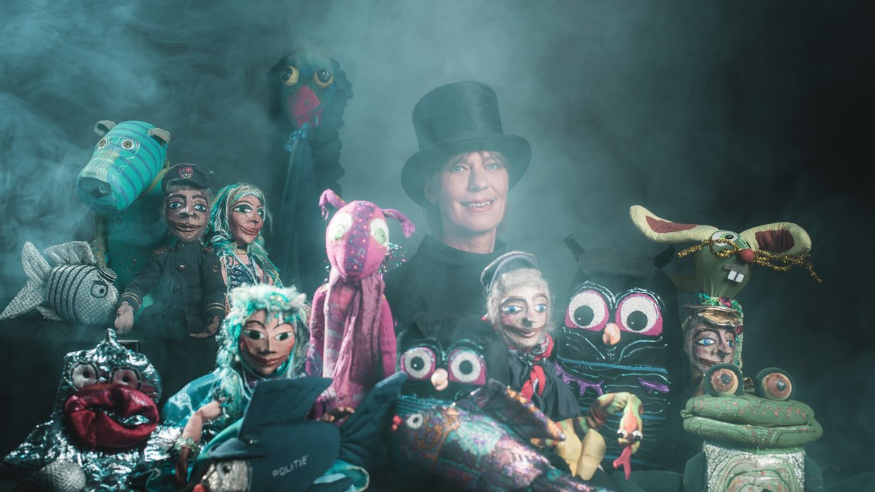 Bild zeigt Marionetten und eine Puppenspielerin