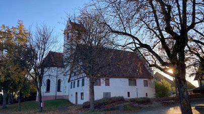 Hausansicht von der Seite mit einem Baum davor