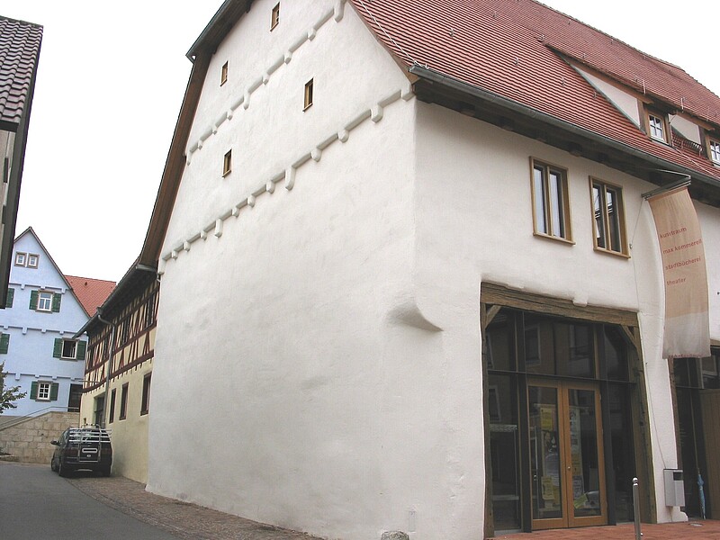 Eingang in die Stadtbücherei in der Zehntscheuer / Bürgerhaus Münsingen