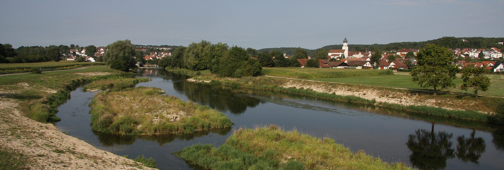 Uferaufweitung der Donau bei Laiz, im Vordergrund sieht man den Fluss, im Hintergrund die Gemeinde Laiz