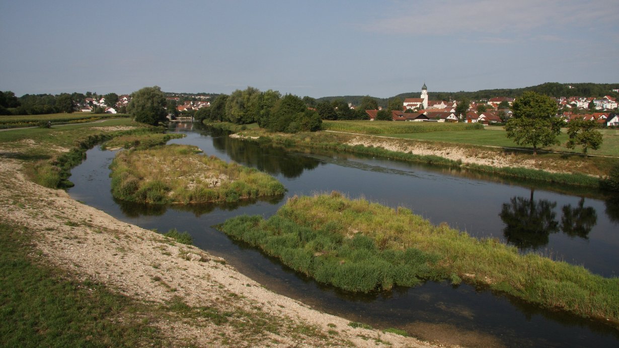Uferaufweitung der Donau bei Laiz, im Vordergrund sieht man den Fluss, im Hintergrund die Gemeinde Laiz