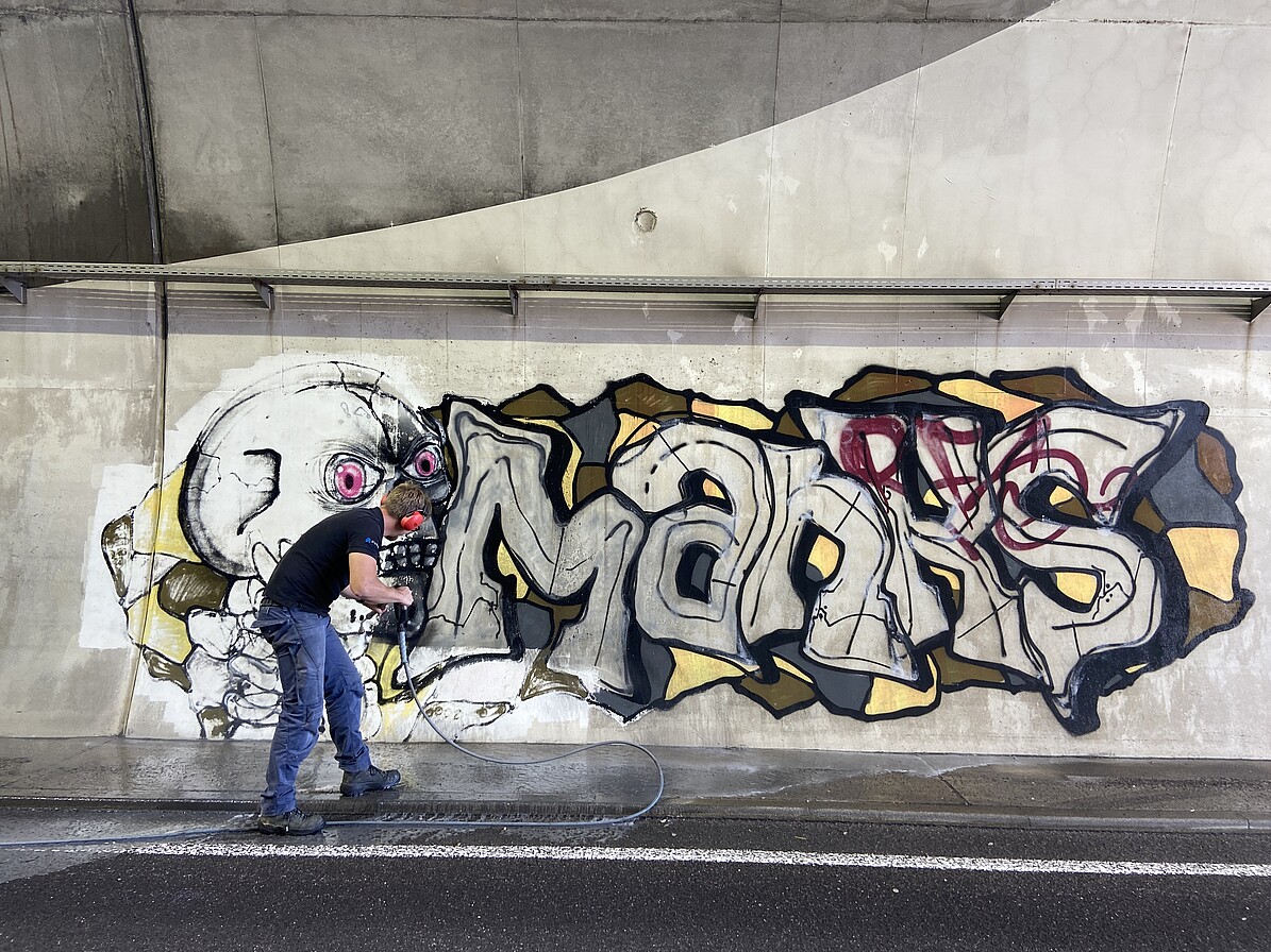 Entfernung der Graffitis im Tunnel