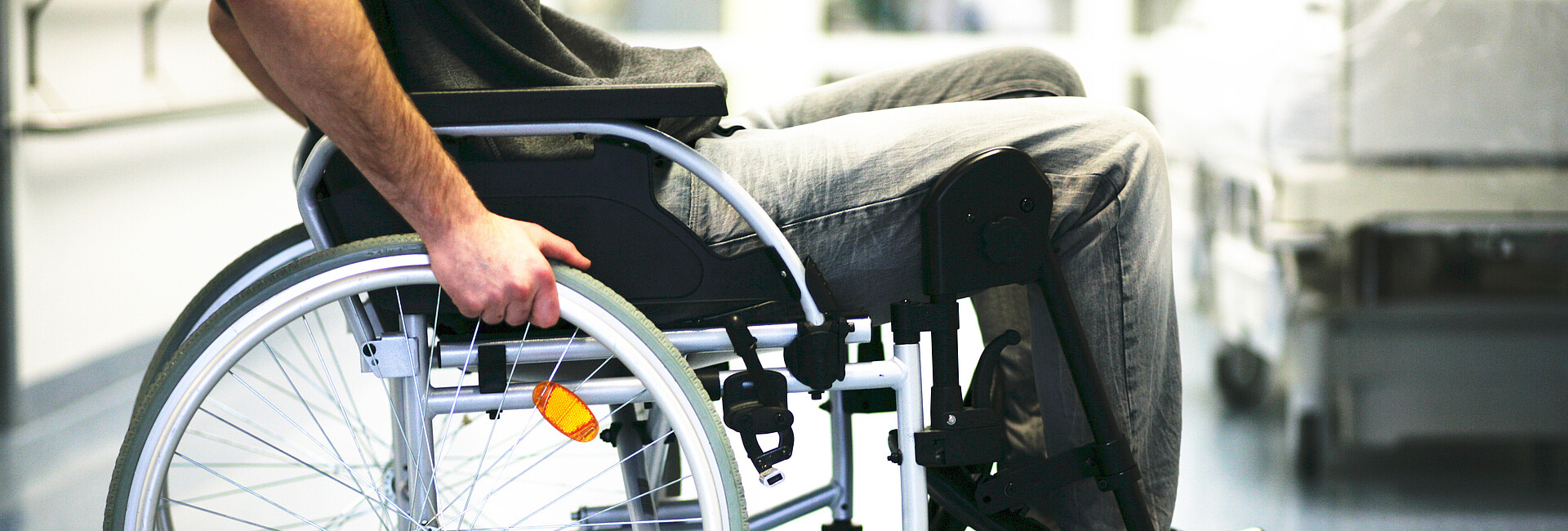 Bild zeigt einen Rollstuhlfahrer