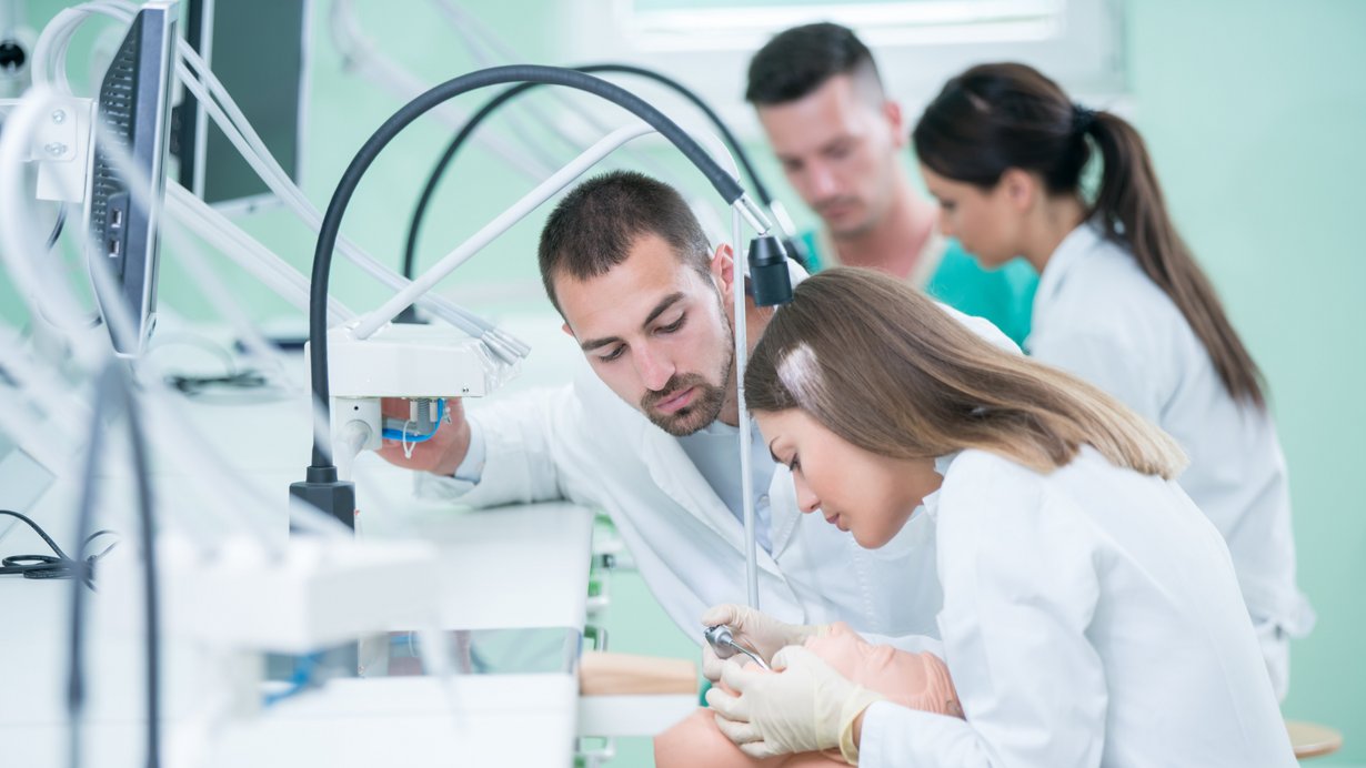 Zahnmedizinstudierende mit Ausbildern