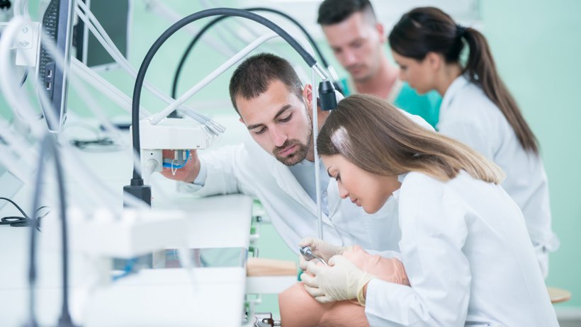 Zahnmedizinstudierende mit Ausbildern
