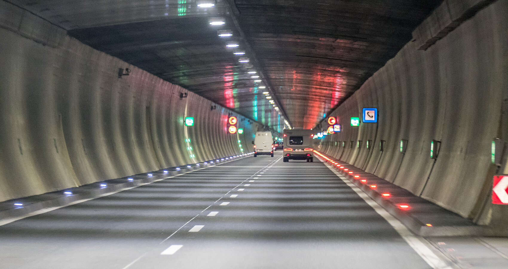 Blick in einen Straßentunnel, durch den Autos fahren
