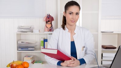 Diätassistentin mit einem Ordner in der Hand