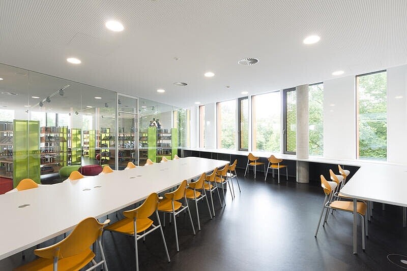 Arbeitsraum in der nicht-öffentlichen Zweigstelle der Stadtbücherei Biberach "Schulbücherei im Heinz H. Engler-Forum"