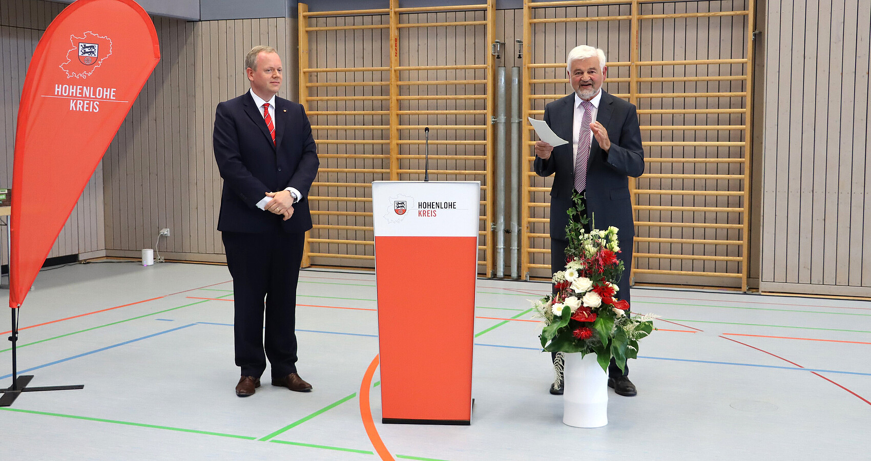 Regierungspräsident Wolfgang Reimer (rechts) und Landrat Dr. Matthias Neth (links) bei der Verpflichtung für eine weitere Amtszeit