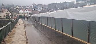 Auf diesem Bild sehen Sie nach positivem Asbestfund in der Abdichtung erfolgte die Einhausung des Überbaus und der fachgerechte Ausbau der schadstoffhaltigen Baustoffe