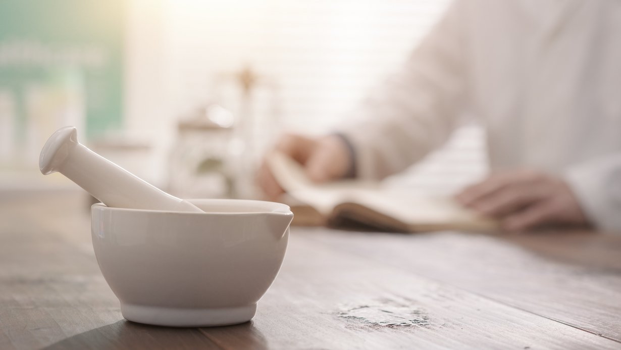 Apotheker mahlt ein Präparat mit einem Mörser