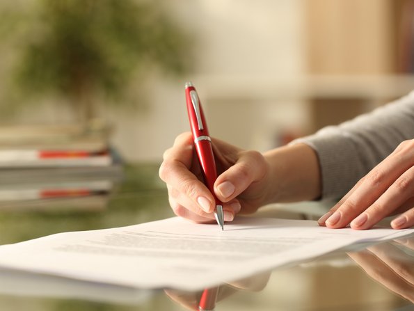 Eine Frau füllt ein Formular aus